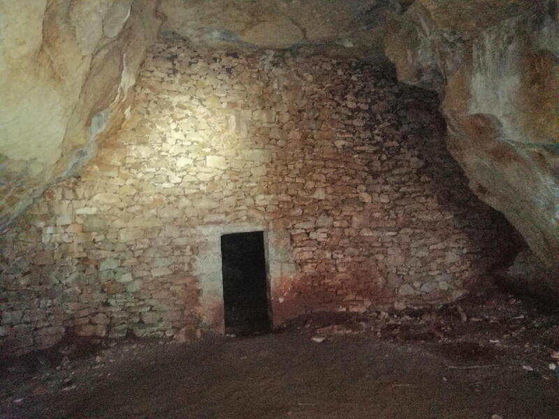Porte d'accès à la seconde salle de la grotte d'Issis