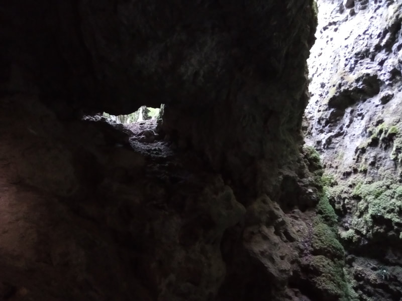 Arrivée dans la grande salle par ce trou